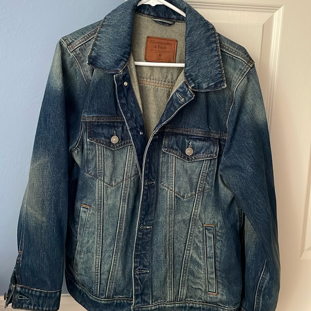 (Colors are not that contrasting in real) Abercrombie medium trucker jacket